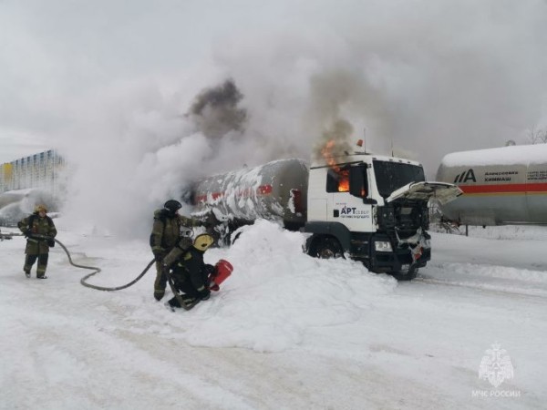 В Сургуте загорелась автоцистерна с газом на АГЗС В Сургуте загорелась автоцистерна с газом на АГЗС
