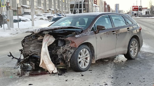 Два человека пострадали при столкновении иномарок в Сургуте Два человека пострадали при столкновении иномарок в Сургуте