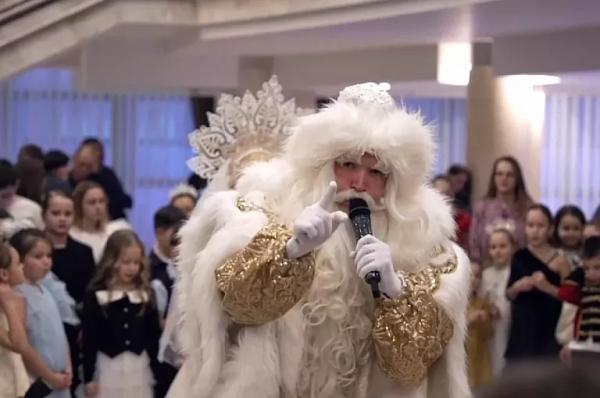 В столице ХМАО прошла традиционная новогодняя елка для детей со всего региона