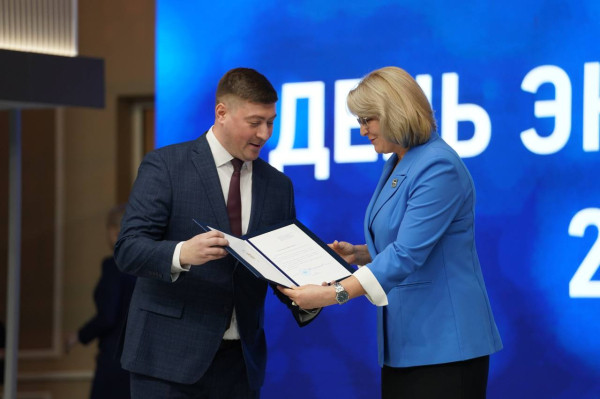Сургутских энергетиков наградили в честь профессионального праздника Сургутских энергетиков наградили в честь профессионального праздника