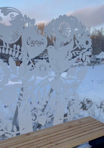 Сургутские власти установили на площади Советов лавочки-фотозоны с традиционными русскими мотивами