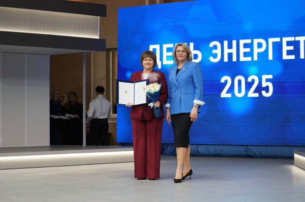 Сургутских энергетиков наградили в честь профессионального праздника Сургутских энергетиков наградили в честь профессионального праздника