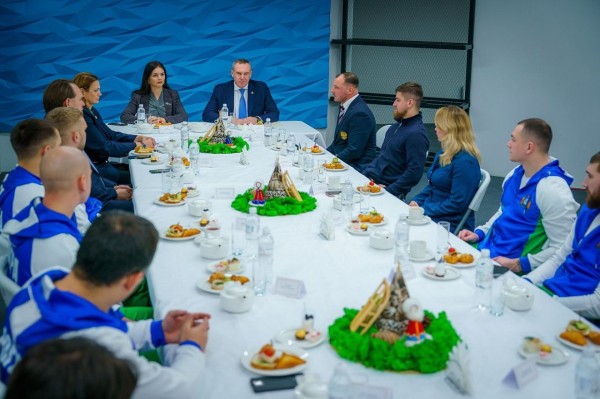 Руслан Кухарук поблагодарил югорских спортсменов — ветеранов СВО за успехи в следж-хоккее Руслан Кухарук поблагодарил югорских спортсменов — ветеранов СВО за успехи в следж-хоккее