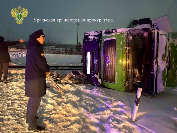 На переезде в ХМАО столкнулись поезд и грузовик На переезде в ХМАО столкнулись поезд и грузовик