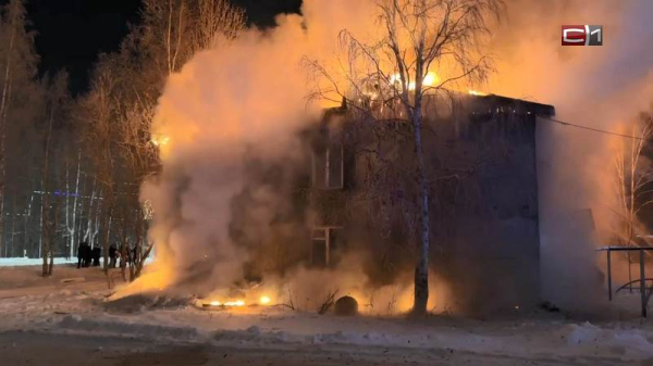Огонь полностью охватил двухэтажный жилой дом в Сургутском районе Огонь полностью охватил двухэтажный жилой дом в Сургутском районе