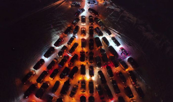 Более ста сургутских автолюбителей выстроили свои машины в форме большой новогодней елки Более ста сургутских автолюбителей выстроили свои машины в форме большой новогодней елки