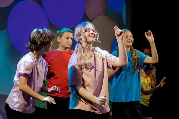 Инклюзивный бал объединил жителей Сургута на ярком вечере танцев и общения Инклюзивный бал объединил жителей Сургута на ярком вечере танцев и общения