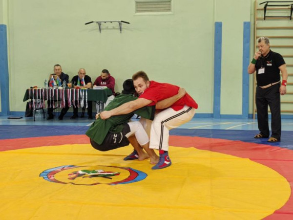 В Сургуте на турнире по единоборствам организаторы совместили два очень разных стиля В Сургуте на турнире по единоборствам организаторы совместили два очень разных стиля