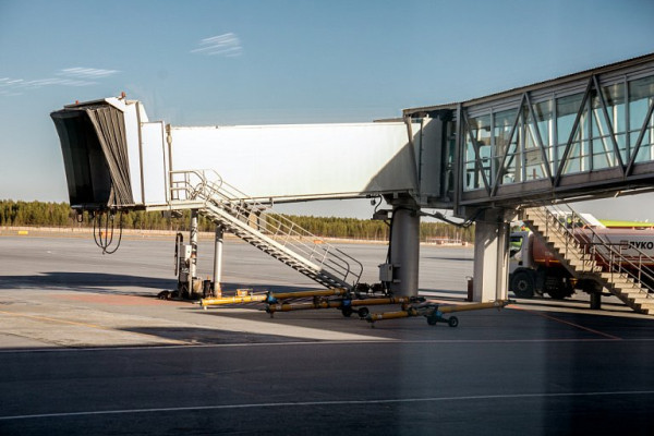 В ХМАО стотысячный пассажир аэропорта Белоярский получил новогодний сюрприз В ХМАО стотысячный пассажир аэропорта Белоярский получил новогодний сюрприз