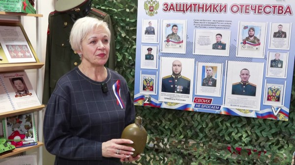 Выпускник-участник СВО передал свою армейскую фляжку в музей школы Излучинска