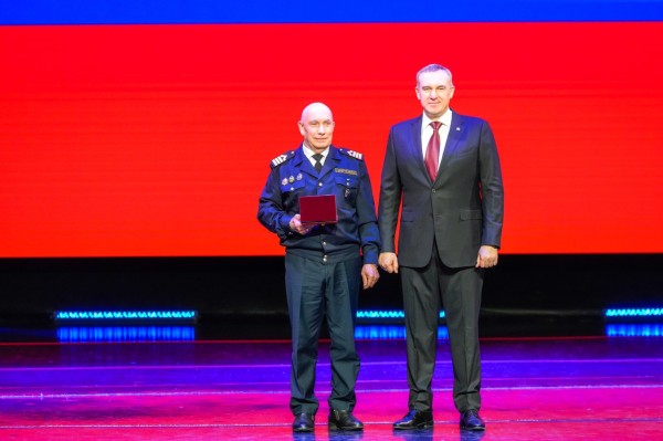 В честь 95-летия Югры Руслан Кухарук вручил жителям округа заслуженные государственные награды и почетные звания В честь 95-летия Югры Руслан Кухарук вручил жителям округа заслуженные государственные награды и почетные звания