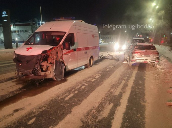 В Нижневартовске девушка за рулем врезалась в машину скорой помощи