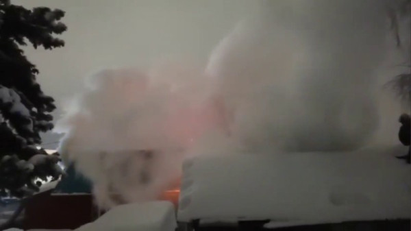 На улице Учебной в Сургуте сгорели два частных дома и гараж На улице Учебной в Сургуте сгорели два частных дома и гараж