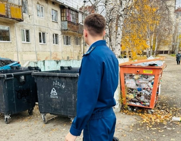 Сургутянам объяснили, как привлечь к штрафу соседей, оставляющих мусор в подъезде