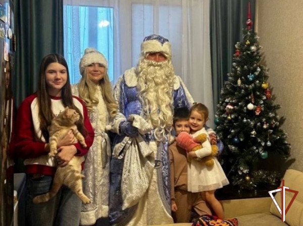 В Югре «Дед Мороз специального назначения» продолжает поздравлять ребят с Новым Годом В Югре «Дед Мороз специального назначения» продолжает поздравлять ребят с Новым Годом
