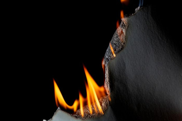 В Сургуте случился пожар на улице Мелик-Карамова. Два человека в больнице В Сургуте случился пожар на улице Мелик-Карамова. Два человека в больнице