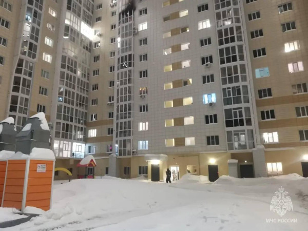 Восемь человек спасли пожарные Сургута из многоквартирного дома, в котором произошло возгорание Восемь человек спасли пожарные Сургута из многоквартирного дома, в котором произошло возгорание