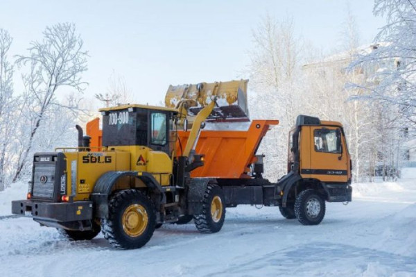 Как в Сургуте ответственные службы контролируют вывоз снега и уборку наледи
