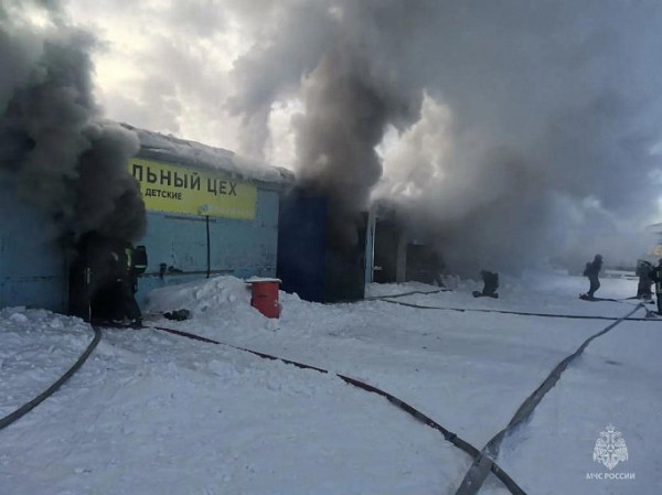 В Сургуте загорелся мебельный цех В Сургуте загорелся мебельный цех