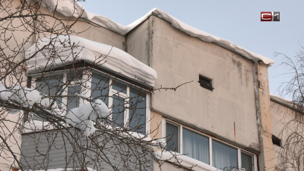 При падении снега с крыши дома в Югре пострадала женщина