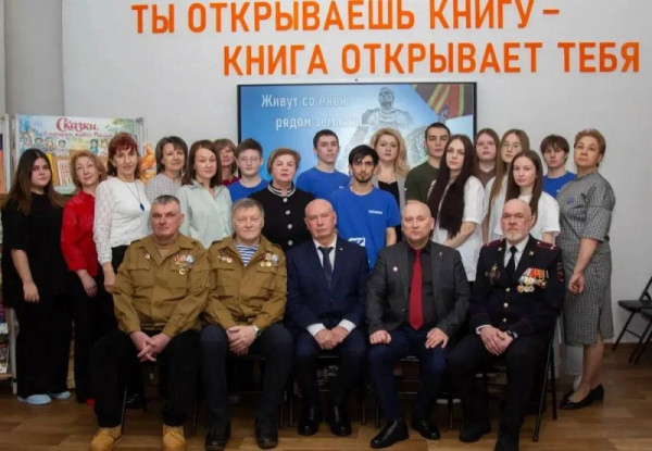 В Сургутском районе в рамках акции «Живут со мною рядом земляки» общественник встретился с молодежью Лянтора В Сургутском районе в рамках акции «Живут со мною рядом земляки» общественник встретился с молодежью Лянтора