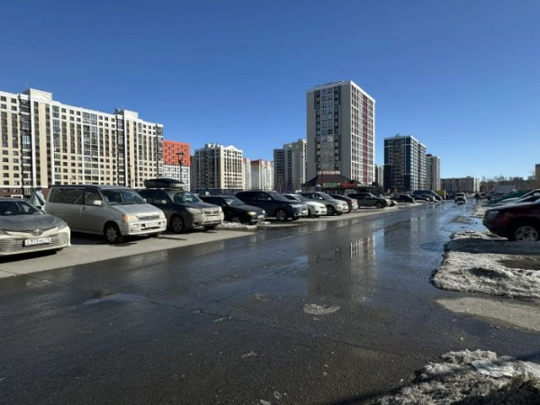 Власти Сургута сообщили об очистке проезда между домами на Захарова &mdash; Каролинского после жалоб жителей