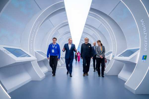 Эмир Кустурица прогулялся по Югре, не выходя из здания: режиссёр оценил природу, традиции и инновации региона