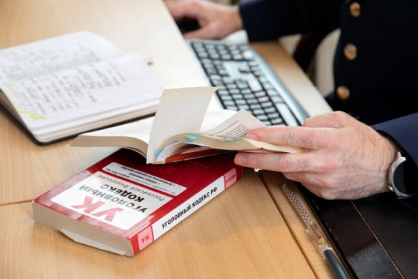 В ХМАО арестовали полицейского за покровительство миграционным преступникам