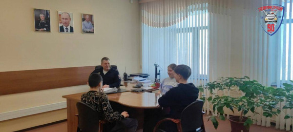 Экскурсия в Госавтоинспекцию состоялась для старшеклассников Сургутской технологической школы