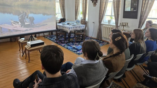 В сургутской Купеческой усадьбе показали фильм о художнике Геннадии Райшеве В сургутской Купеческой усадьбе показали фильм о художнике Геннадии Райшеве