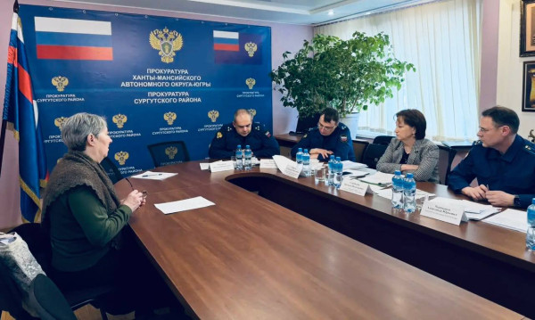 Заместитель прокурора округа Александр Чернышев совместно с Уполномоченным по правам человека в ХМАО-Югре Натальей Стребковой и Заместитель прокурора округа Александр Чернышев совместно с Уполномоченным по правам человека в ХМАО-Югре Натальей Стребковой и