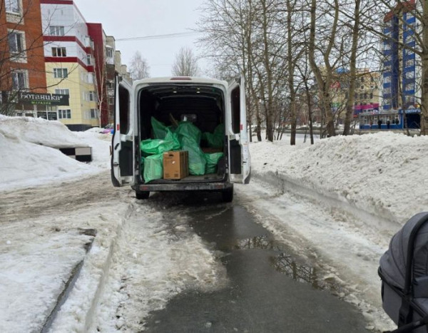 ​В Сургуте тротуар на Геологической превратился в дорогу для автомобилей