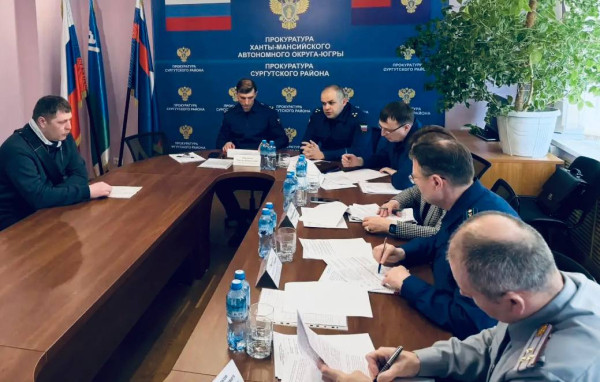 Заместитель прокурора округа Александр Чернышев совместно с Уполномоченным по правам человека в ХМАО-Югре Натальей Стребковой и Заместитель прокурора округа Александр Чернышев совместно с Уполномоченным по правам человека в ХМАО-Югре Натальей Стребковой и