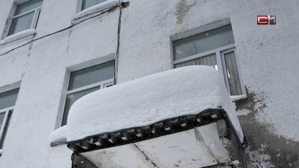 Женщина пострадала при сходе снега с крыши дома в Югре Женщина пострадала при сходе снега с крыши дома в Югре