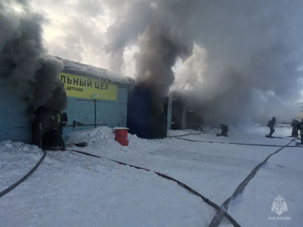 ​В Сургуте горел мебельный цех &minus; пожарные тушили 300 квадратных метров