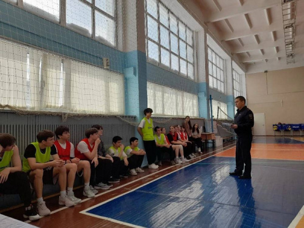 В Сургутском районе полицейские встретились с выпускниками школ посёлка Фёдоровский