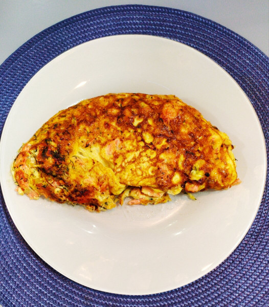 Вкусный омлет с копченым лососем: идеальный завтрак за считанные минуты