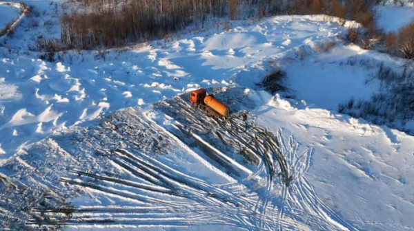 В Сургуте водитель сливал нечистоты на Заячьем острове. Его поймали