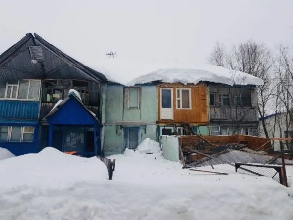В Белом Яру кровля двухэтажного дома рухнула под весом снега. Прокуратура проверяет УК