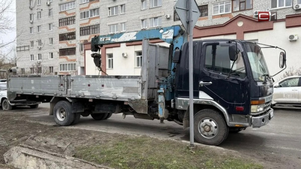 Необычная находка: житель Тюмени обнаружил в кузове авто пакет с младенцем