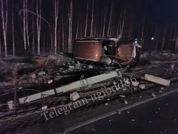 В Нефтеюганске юный водитель кроссовера снес опору ЛЭП В Нефтеюганске юный водитель кроссовера снес опору ЛЭП