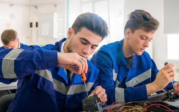 В Югре девятиклассников с «двойкой» на ОГЭ ждут в колледжах без конкурса В Югре девятиклассников с «двойкой» на ОГЭ ждут в колледжах без конкурса