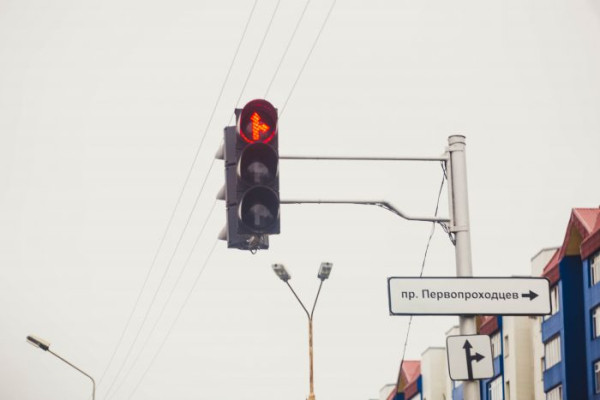 ​У ЖК &laquo;Крылов&raquo; в Сургуте появится регулируемый пешеходный переход, тротуар &ndash; позже
