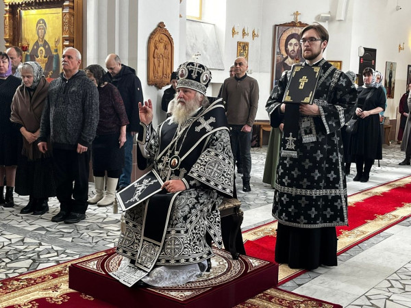 В Пойковском митрополит Ханты-Мансийский и Сургутский Павел совершил особое великопостное богослужение в Храме Святой Троицы.