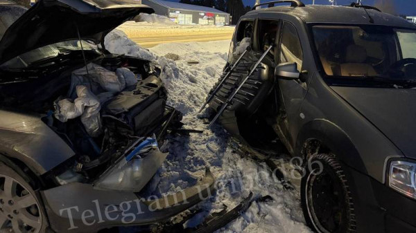 Два пассажира пострадали при столкновении легковушек в Югре Два пассажира пострадали при столкновении легковушек в Югре
