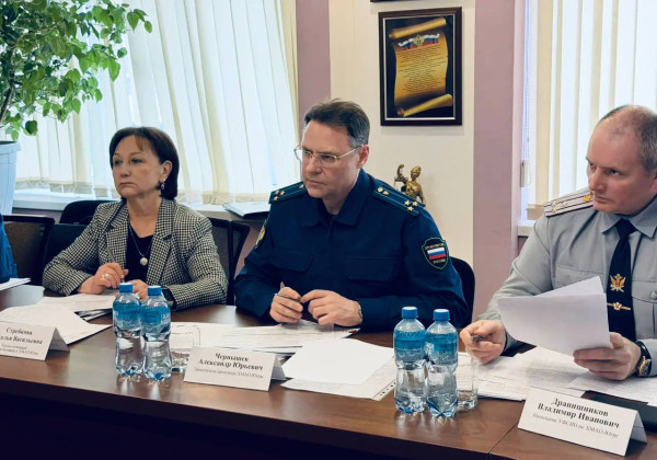 Заместитель прокурора округа Александр Чернышев совместно с Уполномоченным по правам человека в ХМАО-Югре Натальей Стребковой и Заместитель прокурора округа Александр Чернышев совместно с Уполномоченным по правам человека в ХМАО-Югре Натальей Стребковой и