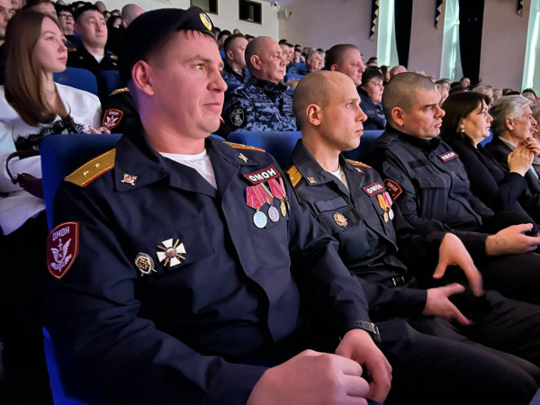 Сегодня в Сургутской филармонии собрались сотрудники Росгвардии на юбилейный концерт Сегодня в Сургутской филармонии собрались сотрудники Росгвардии на юбилейный концерт