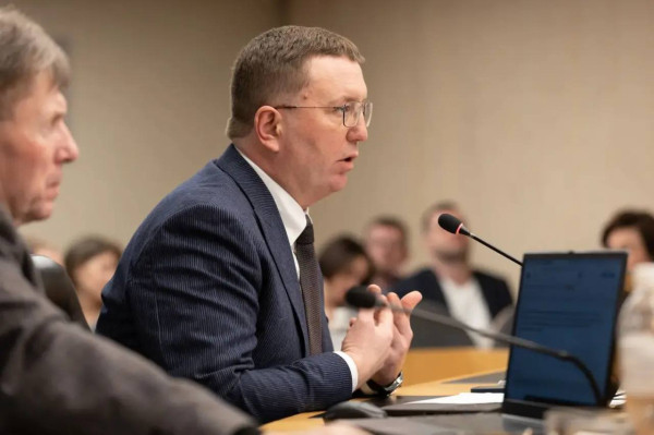 Самым дискуссионным из трех вопросов сегодняшней повестки бюджетного комитета, стал вопрос &laquo;Об организации питания обучающихся образовательных организаций, в том числе о возможности исключения социального расслоения в...