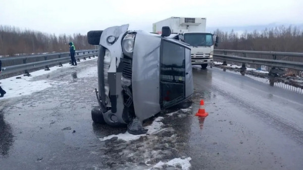 Неудачный обгон привел к массовой аварии на трассе под Сургутом