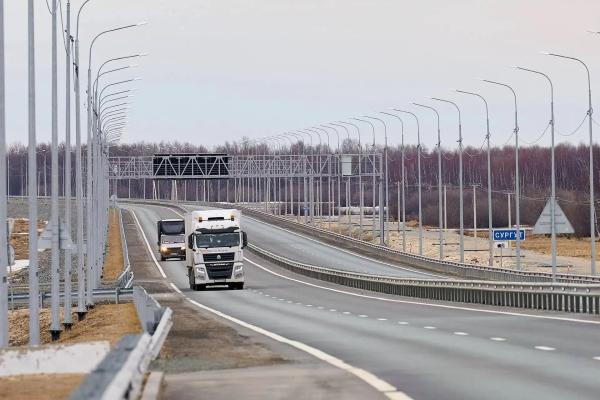 Заместитель руководителя Администрации Президента РФ Магомедсалам Магомедов и губернатор Югры Руслан Кухарук вместе с представителем генерального подрядчика &mdash; компанией &laquo;Мостострой-11&raquo;, осмотрели мостовой переход &laquo;Звезда...